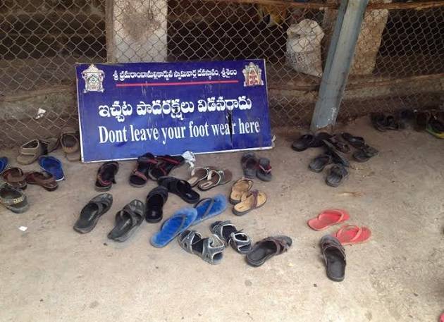 Alas kaki berserakan di bawah tanda dilarang menaruh alas kaki 