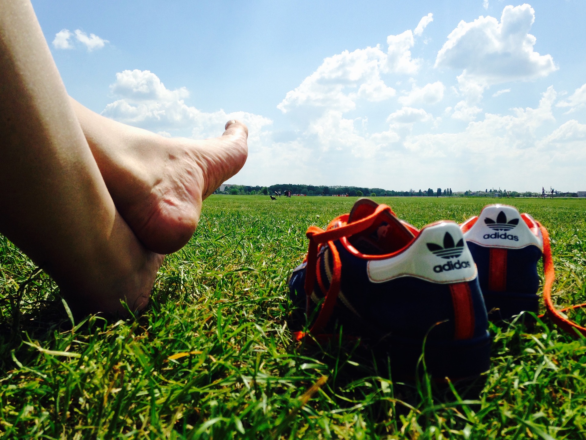 Зиверт босиком. Ноги на травке. Ступни на траве. Босыми ногами по траве. Ноги на фоне травы.