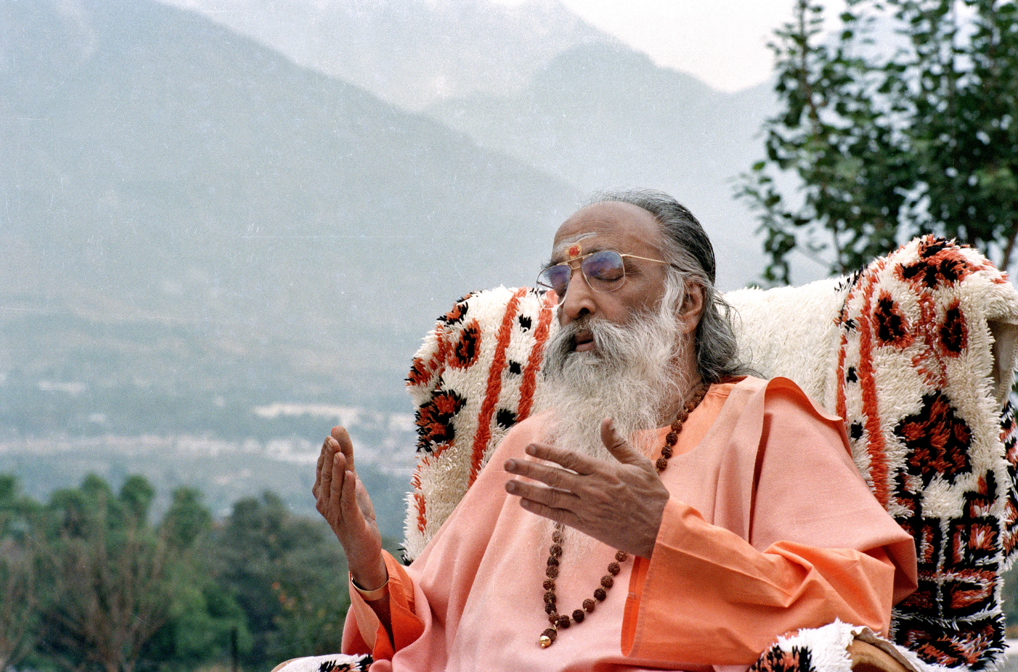 Swami Chinmayananda  teaching - Daily Moss